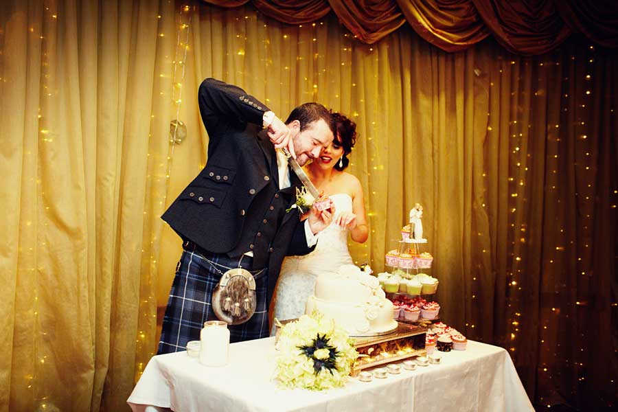 cutting the cake wedding